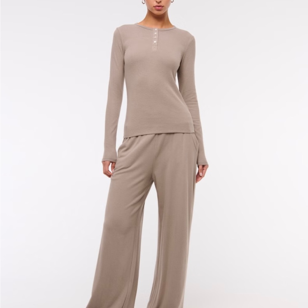Abercrombie Long-Sleeve Cozy Lounge Knit Tuckable Henley Top in Taupe Gray, M.